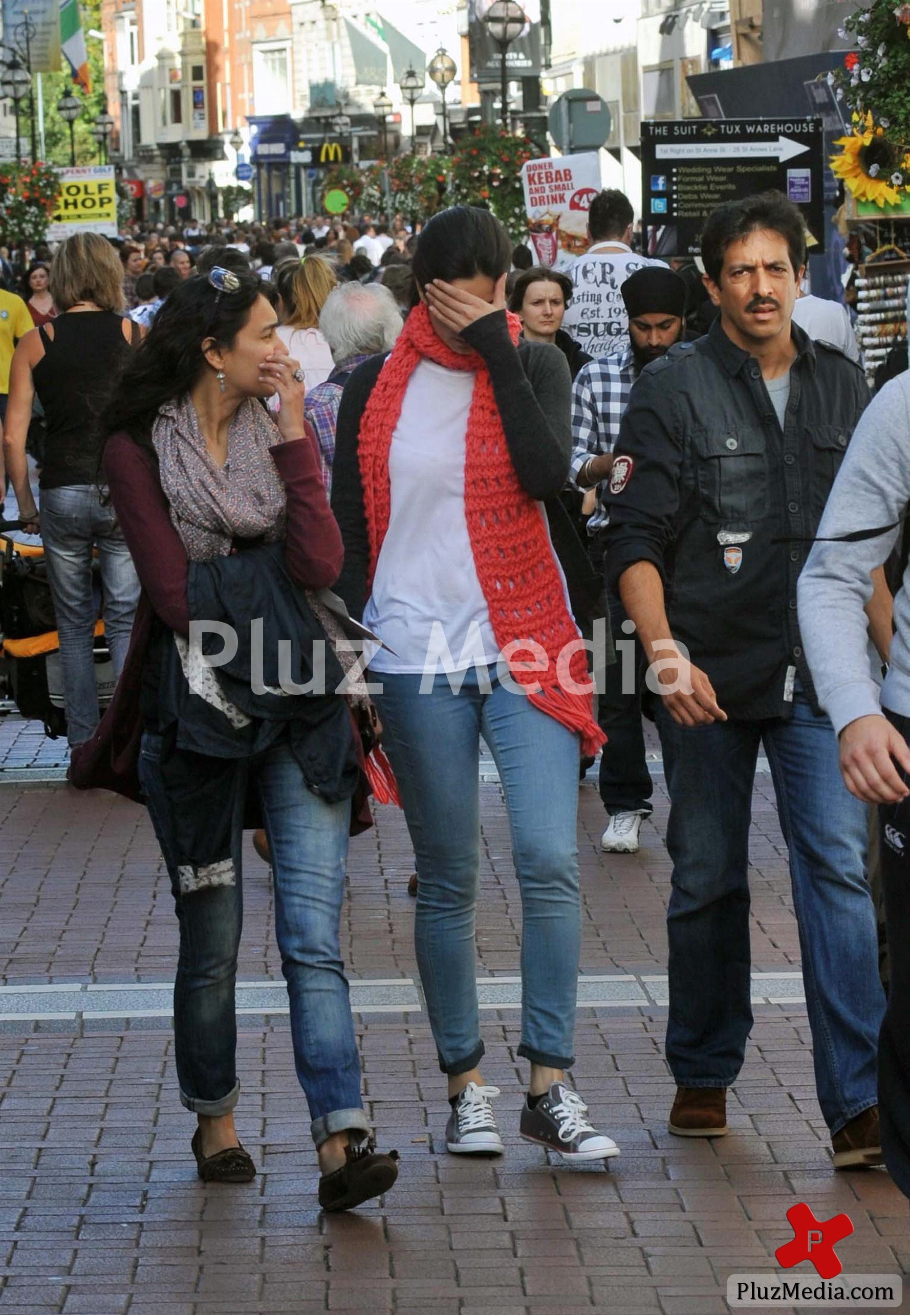 Katrina Kaif and director Kabir Khan evade the paparazzi pictures | Picture 87869